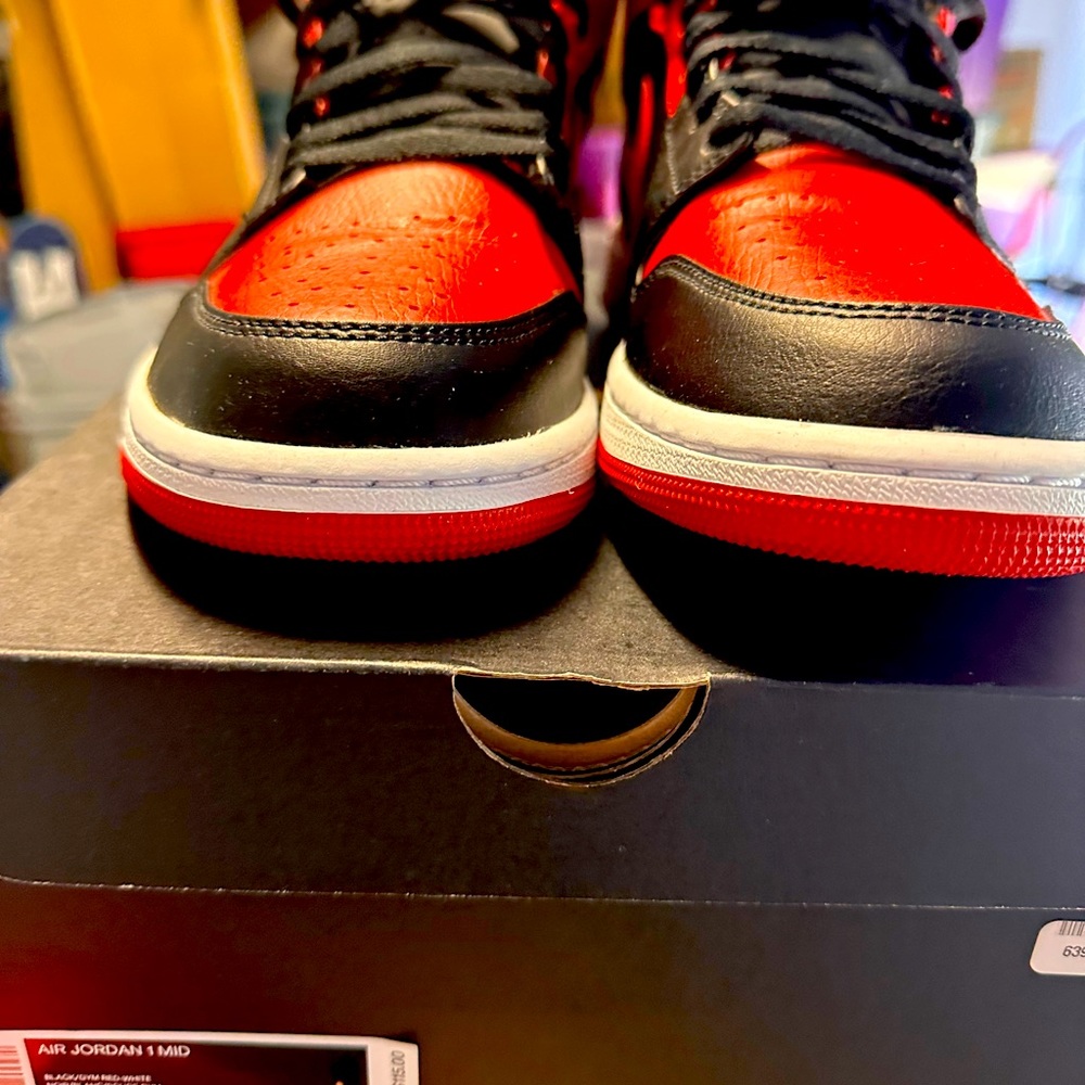 Jordan 1s mid banded in box with all packaging.
